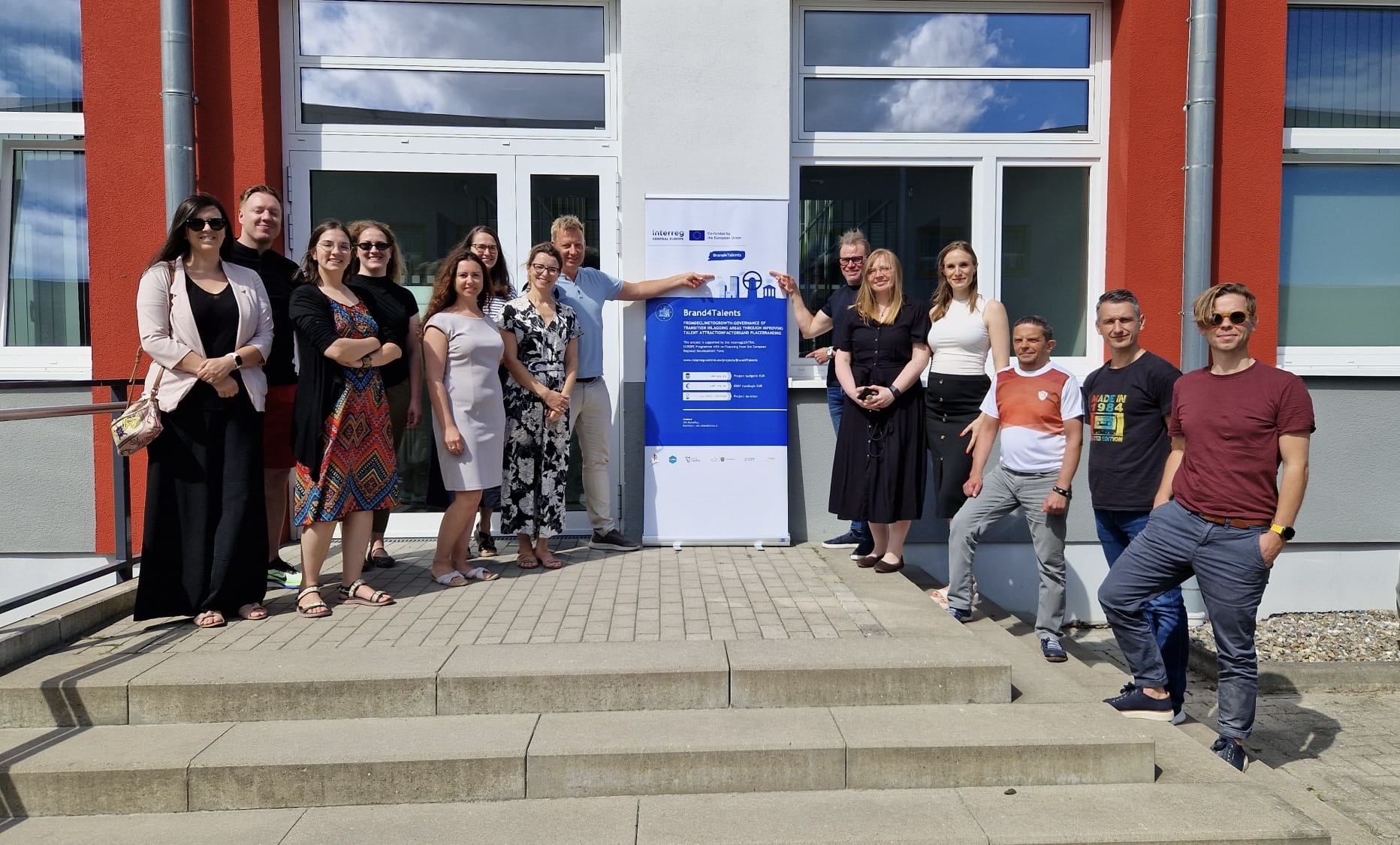 Uczestnicy projektu Brand4Talents podczas spotkania grupowego przy materiałach projektu Interreg CENTRAL EUROPE